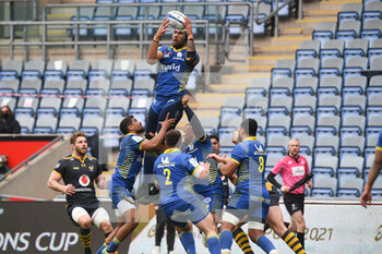 2021-04-03 - ASM Clermont Auvergne lock Sebastien Vahaamahina (5) wins a line out during the European Rugby Champions Cup, round of 16, rugby union match between Wasps and ASM Clermont Auvergne on April 3, 2021 at the Ricoh Arena in Coventry, England - Photo Dennis Goodwin / ProSportsImages / DPPI - WASPS VS ASM CLERMONT AUVERGNE - CHAMPIONS CUP - RUGBY