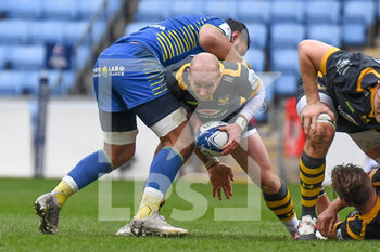 2021-04-03 - Wasps scrum half Dan Robson (9) is tackled by ASM Clermont Auvergne back row Fritz Lee (8) during the European Rugby Champions Cup, round of 16, rugby union match between Wasps and ASM Clermont Auvergne on April 3, 2021 at the Ricoh Arena in Coventry, England - Photo Dennis Goodwin / ProSportsImages / DPPI - WASPS VS ASM CLERMONT AUVERGNE - CHAMPIONS CUP - RUGBY