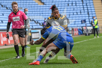 2021-04-03 - Wasps wing Paolo Odogwu (14) is tackled by ASM Clermont Auvergne wing Alivereti Raka (11) during the European Rugby Champions Cup, round of 16, rugby union match between Wasps and ASM Clermont Auvergne on April 3, 2021 at the Ricoh Arena in Coventry, England - Photo Dennis Goodwin / ProSportsImages / DPPI - WASPS VS ASM CLERMONT AUVERGNE - CHAMPIONS CUP - RUGBY