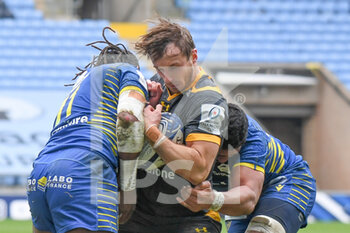 2021-04-03 - Wasps wing Josh Bassett (11) is tackled by ASM Clermont Auvergne wing Alivereti Raka (11) during the European Rugby Champions Cup, round of 16, rugby union match between Wasps and ASM Clermont Auvergne on April 3, 2021 at the Ricoh Arena in Coventry, England - Photo Dennis Goodwin / ProSportsImages / DPPI - WASPS VS ASM CLERMONT AUVERGNE - CHAMPIONS CUP - RUGBY