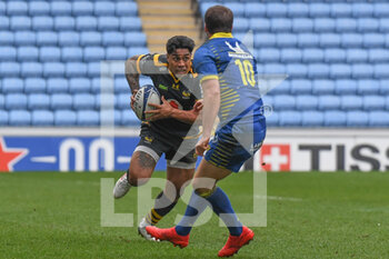 2021-04-03 - Wasps centre Malachi Fekitoa (13) runs at ASM Clermont Auvergne fly-half Camille Lopez (10) during the European Rugby Champions Cup, round of 16, rugby union match between Wasps and ASM Clermont Auvergne on April 3, 2021 at the Ricoh Arena in Coventry, England - Photo Dennis Goodwin / ProSportsImages / DPPI - WASPS VS ASM CLERMONT AUVERGNE - CHAMPIONS CUP - RUGBY