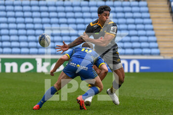 2021-04-03 - Wasps centre Malachi Fekitoa (13) passes under pressure from ASM Clermont Auvergne fly-half Camille Lopez (10) during the European Rugby Champions Cup, round of 16, rugby union match between Wasps and ASM Clermont Auvergne on April 3, 2021 at the Ricoh Arena in Coventry, England - Photo Dennis Goodwin / ProSportsImages / DPPI - WASPS VS ASM CLERMONT AUVERGNE - CHAMPIONS CUP - RUGBY