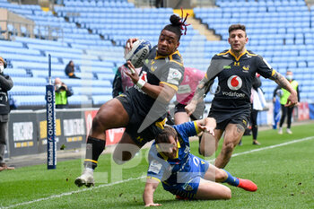 2021-04-03 - Wasps wing Paolo Odogwu (14) escapes the tackle of ASM Clermont Auvergne fly-half Camille Lopez (10) during the European Rugby Champions Cup, round of 16, rugby union match between Wasps and ASM Clermont Auvergne on April 3, 2021 at the Ricoh Arena in Coventry, England - Photo Dennis Goodwin / ProSportsImages / DPPI - WASPS VS ASM CLERMONT AUVERGNE - CHAMPIONS CUP - RUGBY