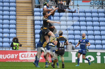 2021-04-03 - ASM Clermont Auvergne lock Sebastien Vahaamahina (5) wins a line out during the European Rugby Champions Cup, round of 16, rugby union match between Wasps and ASM Clermont Auvergne on April 3, 2021 at the Ricoh Arena in Coventry, England - Photo Dennis Goodwin / ProSportsImages / DPPI - WASPS VS ASM CLERMONT AUVERGNE - CHAMPIONS CUP - RUGBY