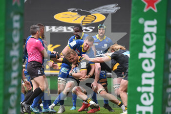 2021-04-03 - Wasps back row Brad Shields (8) carries the ball during the European Rugby Champions Cup, round of 16, rugby union match between Wasps and ASM Clermont Auvergne on April 3, 2021 at the Ricoh Arena in Coventry, England - Photo Dennis Goodwin / ProSportsImages / DPPI - WASPS VS ASM CLERMONT AUVERGNE - CHAMPIONS CUP - RUGBY