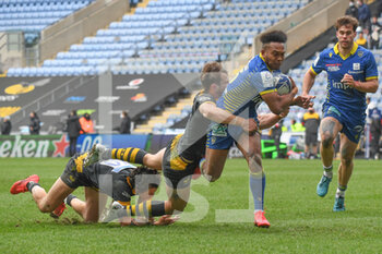 2021-04-03 - ASM Clermont Auvergne full back Kotaro Matsushima (15) darts for the line as Wasps wing Josh Bassett (11) hangs on to him during the European Rugby Champions Cup, round of 16, rugby union match between Wasps and ASM Clermont Auvergne on April 3, 2021 at the Ricoh Arena in Coventry, England - Photo Dennis Goodwin / ProSportsImages / DPPI - WASPS VS ASM CLERMONT AUVERGNE - CHAMPIONS CUP - RUGBY
