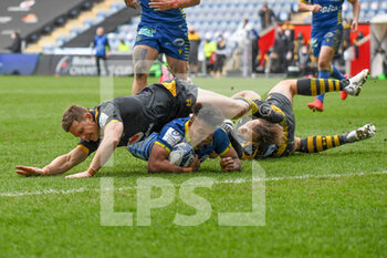 2021-04-03 - ASM Clermont Auvergne full back Kotaro Matsushima (15) dives over to score a try under pressure from Wasps centre fly-half Jimmy Goperth (22) during the European Rugby Champions Cup, round of 16, rugby union match between Wasps and ASM Clermont Auvergne on April 3, 2021 at the Ricoh Arena in Coventry, England - Photo Dennis Goodwin / ProSportsImages / DPPI - WASPS VS ASM CLERMONT AUVERGNE - CHAMPIONS CUP - RUGBY