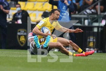 2021-04-10 - Romain Sazy of La Rochelle tackled by Marland Yarde of Sale Sharks during the European Rugby Champions Cup, quarter final rugby union match between La Rochelle and Sale Sharks on April 10, 2021 at Marcel Deflandre stadium in La Rochelle, France - Photo Laurent Lairys / DPPI - QUARTER FINALS - LA ROCHELLE VS SALE SHARKS - CHAMPIONS CUP - RUGBY