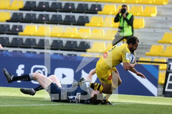2021-04-10 - Geoffrey Doumayrou of La Rochelle scores a try despite Simon Hammersley of Sale Sharks during the European Rugby Champions Cup, quarter final rugby union match between La Rochelle and Sale Sharks on April 10, 2021 at Marcel Deflandre stadium in La Rochelle, France - Photo Laurent Lairys / DPPI - QUARTER FINALS - LA ROCHELLE VS SALE SHARKS - CHAMPIONS CUP - RUGBY
