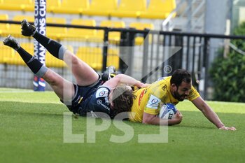 2021-04-10 - Geoffrey Doumayrou of La Rochelle scores a try despite Simon Hammersley of Sale Sharks during the European Rugby Champions Cup, quarter final rugby union match between La Rochelle and Sale Sharks on April 10, 2021 at Marcel Deflandre stadium in La Rochelle, France - Photo Laurent Lairys / DPPI - QUARTER FINALS - LA ROCHELLE VS SALE SHARKS - CHAMPIONS CUP - RUGBY
