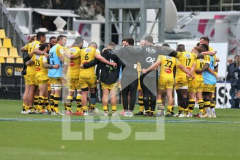2021-04-10 - La Rochelle players huddle after the European Rugby Champions Cup, quarter final rugby union match between La Rochelle and Sale Sharks on April 10, 2021 at Marcel Deflandre stadium in La Rochelle, France - Photo Laurent Lairys / DPPI - QUARTER FINALS - LA ROCHELLE VS SALE SHARKS - CHAMPIONS CUP - RUGBY