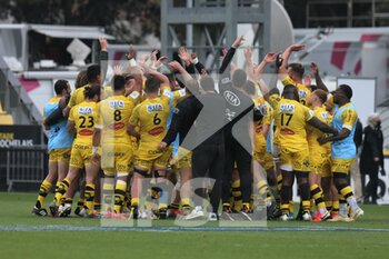 2021-04-10 - La Rochelle players celebrate the victory after the European Rugby Champions Cup, quarter final rugby union match between La Rochelle and Sale Sharks on April 10, 2021 at Marcel Deflandre stadium in La Rochelle, France - Photo Laurent Lairys / DPPI - QUARTER FINALS - LA ROCHELLE VS SALE SHARKS - CHAMPIONS CUP - RUGBY