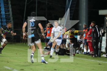 2020-10-02 - Hallam Amos (Cardiff) looks for support while carries the ball - ZEBRE VS CARDIFF BLUES - GUINNESS PRO 14 - RUGBY