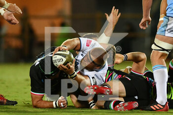2020-10-02 - Liam Belcher (Cardiff Blues) takes out the ball - ZEBRE VS CARDIFF BLUES - GUINNESS PRO 14 - RUGBY