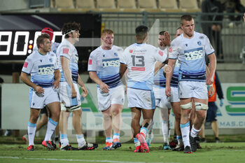 2020-10-02 - Cardiff Blues is ready to celebrate the victory at the end of the match against Zebre - ZEBRE VS CARDIFF BLUES - GUINNESS PRO 14 - RUGBY