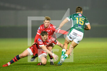 2020-10-23 - Luca Sperandio (Treviso) tackled by Steff Hughes (Scarlets) - BENETTON TREVISO VS SCARLETS RUGBY - GUINNESS PRO 14 - RUGBY