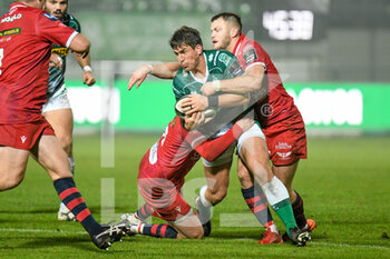 2020-10-23 - Ian Keatley (Treviso) tackled by Angus O’Brien (Scarlets) and Steff Hughes (Scarlets) - BENETTON TREVISO VS SCARLETS RUGBY - GUINNESS PRO 14 - RUGBY