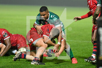 2020-10-23 - Taylor Davies (Scarlets) tackled by Toa Halafihi (Treviso) - BENETTON TREVISO VS SCARLETS RUGBY - GUINNESS PRO 14 - RUGBY