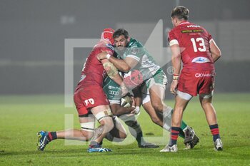 2020-10-23 - Hame Faiva (Treviso) tackled by Blade Thomson (Scarlets) helped by Nicola Quaglio (Treviso) - BENETTON TREVISO VS SCARLETS RUGBY - GUINNESS PRO 14 - RUGBY