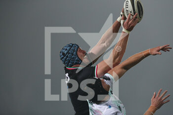 2020-11-02 - Ian Neagle (Zebre) catches the ball in touch - ZEBRE VS OSPREYS - GUINNESS PRO 14 - RUGBY