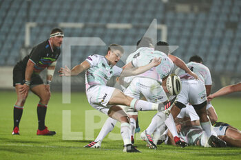 2020-11-02 - Reuben Morgan-Williams (Ospreys) with the liberation kick - ZEBRE VS OSPREYS - GUINNESS PRO 14 - RUGBY