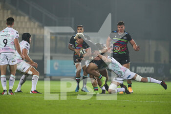 2020-11-02 - Junior Laloifi (Zebre) tries to breaks a tackle - ZEBRE VS OSPREYS - GUINNESS PRO 14 - RUGBY