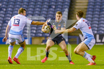 2020-11-09 - Mark Bennett (13) of Edinburgh Rugby tries to run between Garyn Smith (13) and Max Llewellyn (12) of Cardiff Blues during the Guinness Pro 14 rugby union match between Edinburgh Rugby and Cardiff Blues on November 9, 2020 at BT Murrayfield Stadium in Edinburgh, Scotland - Photo Malcolm Mackenzie / ProSportsImages / DPPI - EDINBURGH RUGBY VS CARDIFF BLUES - GUINNESS PRO 14 - RUGBY