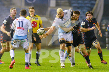 2020-11-09 - Josh Turnbull (6) of Cardiff Blues passes the ball to Owen Lane (11) of Cardiff Blues as he is tackled by Luke Crosbie (7) of Edinburgh Rugby during the Guinness Pro 14 rugby union match between Edinburgh Rugby and Cardiff Blues on November 9, 2020 at BT Murrayfield Stadium in Edinburgh, Scotland - Photo Malcolm Mackenzie / ProSportsImages / DPPI - EDINBURGH RUGBY VS CARDIFF BLUES - GUINNESS PRO 14 - RUGBY