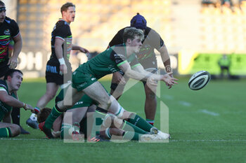 2020-11-22 - Colm Reilly (Connacht) passes the ball  - ZEBRE VS CONNACHT - GUINNESS PRO 14 - RUGBY