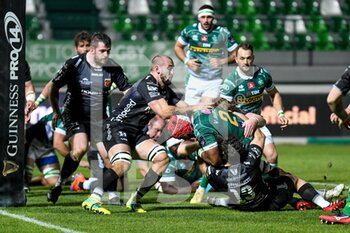 2020-11-29 - Hame Faiva (Benetton Treviso) tackled by Ollie Griffiths (Dragons) and Adam Warren (Dragons) - BENETTON VS DRAGONS - GUINNESS PRO 14 - RUGBY