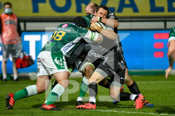 2020-11-29 - Alberto Sgarbi (Benetton Treviso) tackled by Ollie Griffiths (Dragons) and Rhodri Williams (Dragons) - BENETTON VS DRAGONS - GUINNESS PRO 14 - RUGBY