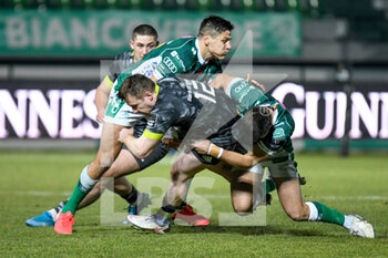 2021-01-30 - Rory Scannell (Munster) tackled by Tommaso Allan (Benetton Treviso) and Ignacio Brex (Benetton Treviso) - BENETTON TREVISO VS MUNSTER RUGBY - GUINNESS PRO 14 - RUGBY