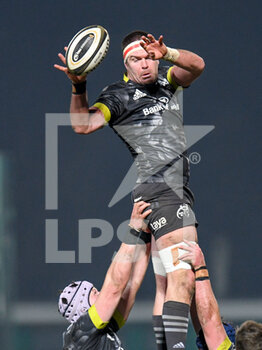 2021-01-30 - Billy Holland (Munster) catches the ball in a touch - BENETTON TREVISO VS MUNSTER RUGBY - GUINNESS PRO 14 - RUGBY