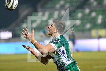 2021-01-30 - Tommaso Allan (Benetton Treviso) catches the ball - BENETTON TREVISO VS MUNSTER RUGBY - GUINNESS PRO 14 - RUGBY