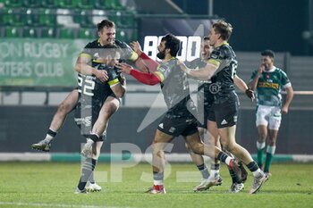 2021-01-30 - JJ Hanrahan (Munster) celebrates after scoring with a drop at the end of the match with teammates - BENETTON TREVISO VS MUNSTER RUGBY - GUINNESS PRO 14 - RUGBY