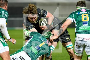 2021-02-26 - Finlay Bealham (Connacht) tackled by Thomas Gallo (Benetton Treviso) - BENETTON TREVISO VS CONNACHT RUGBY - GUINNESS PRO 14 - RUGBY