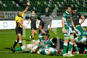 2021-02-26 - Finlay Bealham (Connacht) scores a try hindered by Irné Herbst (Benetton Treviso) and Thomas Gallo (Benetton Treviso) - BENETTON TREVISO VS CONNACHT RUGBY - GUINNESS PRO 14 - RUGBY