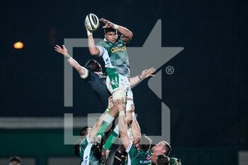2021-02-26 - Eli Snyman (Benetton Treviso) catches the ball in a touch - BENETTON TREVISO VS CONNACHT RUGBY - GUINNESS PRO 14 - RUGBY