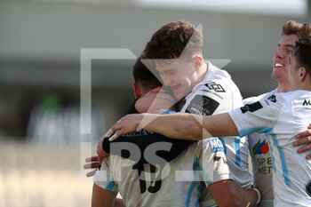 2021-03-06 - Ross Thompson (Glasgow) scores a try and celebrates with teammates - ZEBRE VS GLASGOW WARRIORS - GUINNESS PRO 14 - RUGBY