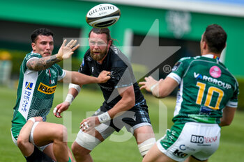 2021-04-24 - Marco Zanon (Benetton Treviso) offload to Paolo Garbisi (Benetton Treviso) - RAINBOW CUP 2021 - BENETTON TREVISO VS GLASGOW WARRIORS - GUINNESS PRO 14 - RUGBY