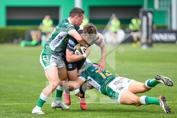 2021-04-24 - Ross Thompson (Glasgow) tackled by Paolo Garbisi (Benetton Treviso) and Ignacio Brex (Benetton Treviso) - RAINBOW CUP 2021 - BENETTON TREVISO VS GLASGOW WARRIORS - GUINNESS PRO 14 - RUGBY