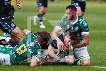2021-04-24 - George Horne (Glasgow) tackled by Dewaldt Duvenage (Benetton Treviso) and Riccardo Favretto (Benetton Treviso) - RAINBOW CUP 2021 - BENETTON TREVISO VS GLASGOW WARRIORS - GUINNESS PRO 14 - RUGBY