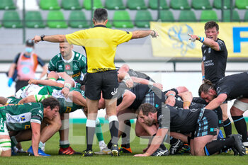 2021-04-24 - The referee of the match Marius Mitrea during a scrum - RAINBOW CUP 2021 - BENETTON TREVISO VS GLASGOW WARRIORS - GUINNESS PRO 14 - RUGBY
