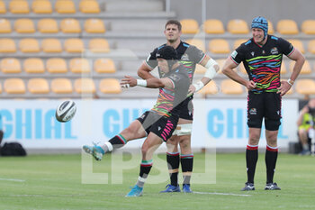 2021-05-07 - Paolo Pescetto (Zebre rugby) kicks in touch - RAINBOW CUP - BENETTON TREVISO VS ZEBRE RUGBY - GUINNESS PRO 14 - RUGBY