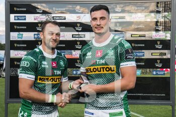 2021-05-29 - Man of the match Marco Zanon awarded by Dewaldt Duvenage - RAINBOW CUP 2021 - BENETTON TREVISO VS CONNACHT RUGBY - GUINNESS PRO 14 - RUGBY