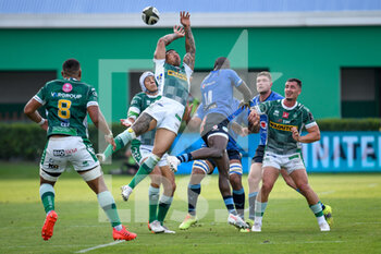 2021-06-19 - Monty Ioane (Benetton Treviso) trying to catch the ball hindered by Madosh Tambwe (Bulls) - RAINBOW CUP 2021 FINAL - BENETTON TREVISO VS VODACOM BLUE BULLS - GUINNESS PRO 14 - RUGBY