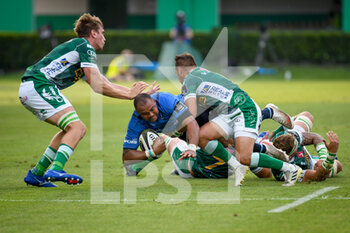 2021-06-19 - Cornal Hendricks (Bulls) tackled by Federico Ruzza (Benetton Treviso) and Dewaldt Duvenage (Benetton Treviso) - RAINBOW CUP 2021 FINAL - BENETTON TREVISO VS VODACOM BLUE BULLS - GUINNESS PRO 14 - RUGBY