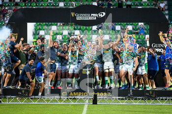 2021-06-19 - Happiness of Benetton players after winning the Cup on podium - RAINBOW CUP 2021 FINAL - BENETTON TREVISO VS VODACOM BLUE BULLS - GUINNESS PRO 14 - RUGBY