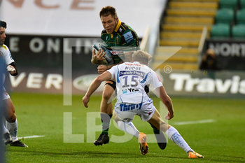 2020-09-04 - Exeter Chiefs fullback Josh Hodge (15) comes in to tackle Northampton Saints back row Teimana Harrison (8) during the English championship, Gallagher Premiership Rugby Union match between Northampton Saints and Exeter Chiefs on September 4, 2020 at Franklins Gardens in Northampton, England - Photo Dennis Goodwin / ProSportsImages / DPPI - NORTHAMPTON SAINTS VS EXETER CHIEFS - PREMERSHIP RUGBY UNION - RUGBY