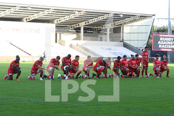 2020-09-09 - Saracens take the knee prior to the English championship Gallagher Premiership Rugby Union match between Sale Sharks and Saracens on September 9, 2020 at the AJ Bell Stadium in Eccles, England - Photo George Franks / ProSportsImages / DPPI - SALE SHARKS VS SARACENS - PREMERSHIP RUGBY UNION - RUGBY
